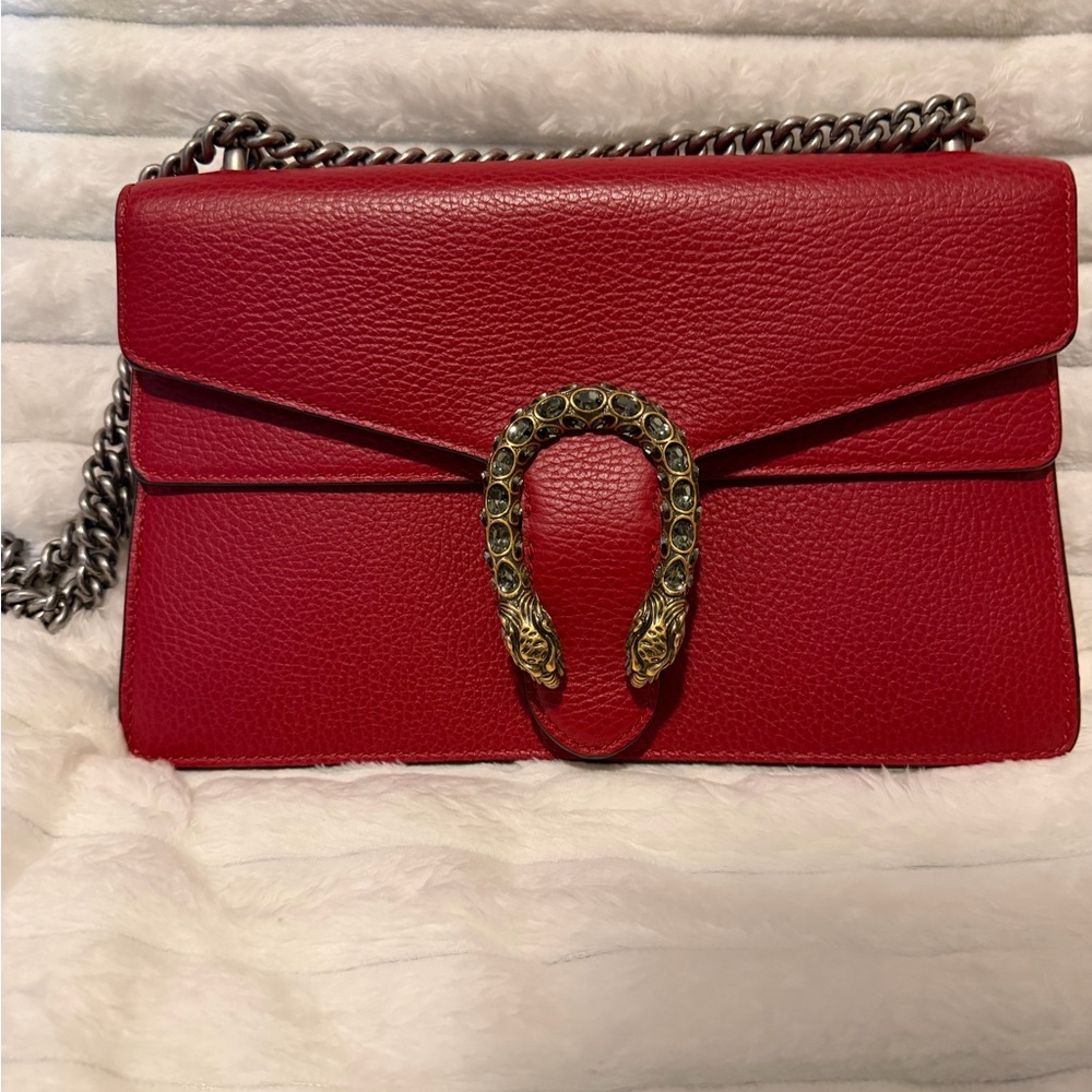 Gucci Dionysus Shoulder Bag in Hibiscus red